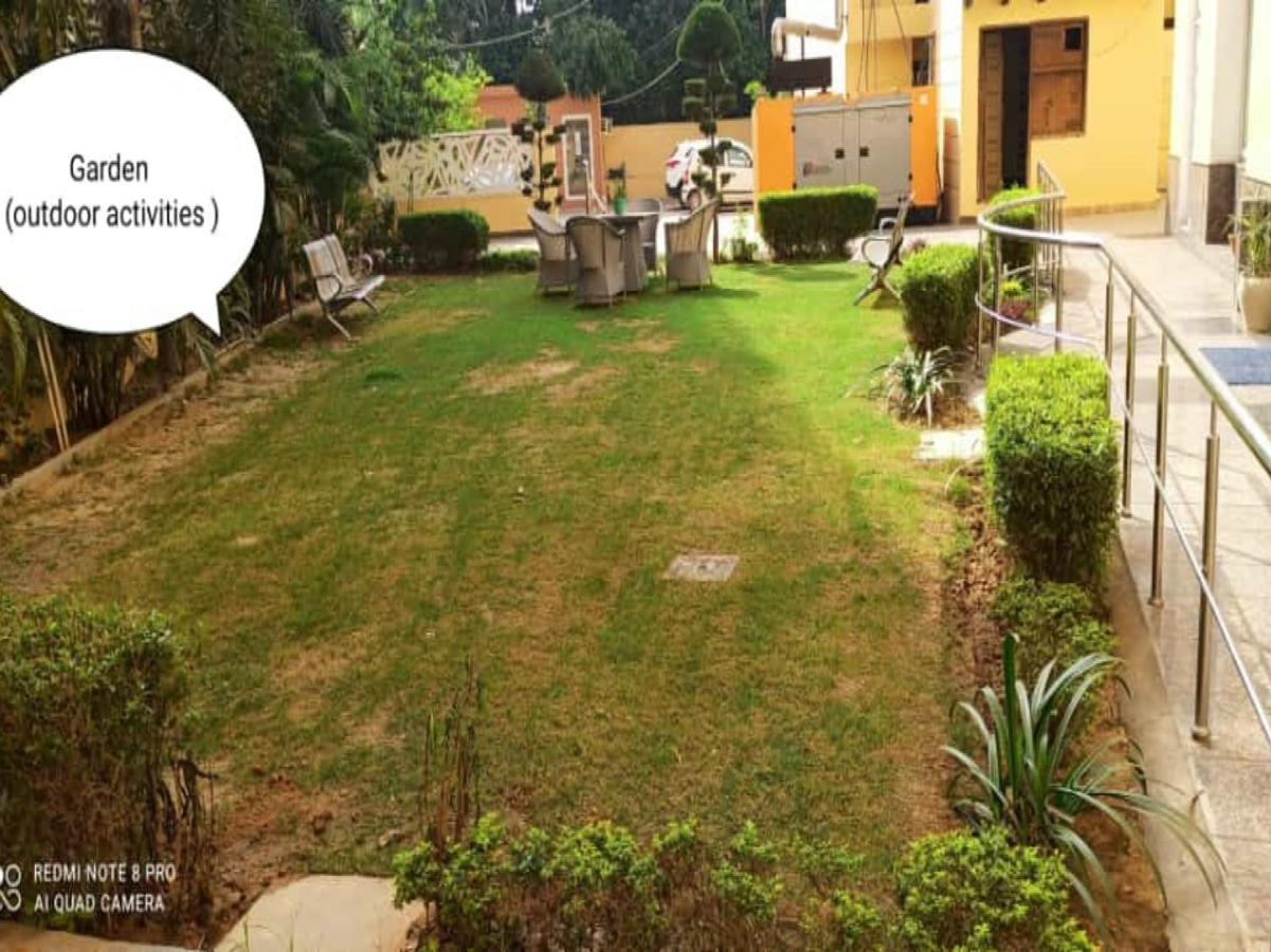 Oyo 74401 Aster Garden Suites Delhi  Exteriör bild