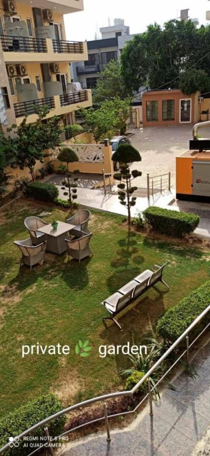 Oyo 74401 Aster Garden Suites Delhi  Exteriör bild